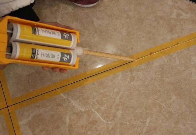 九游娱乐：小尼宅配瓷砖不要用美缝剂填缝了聪明人都这样装(图5)