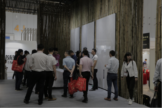 九游娱乐平台：搞事情！健康瓷砖挑战超耐磨瓷砖可能吗？(图3)