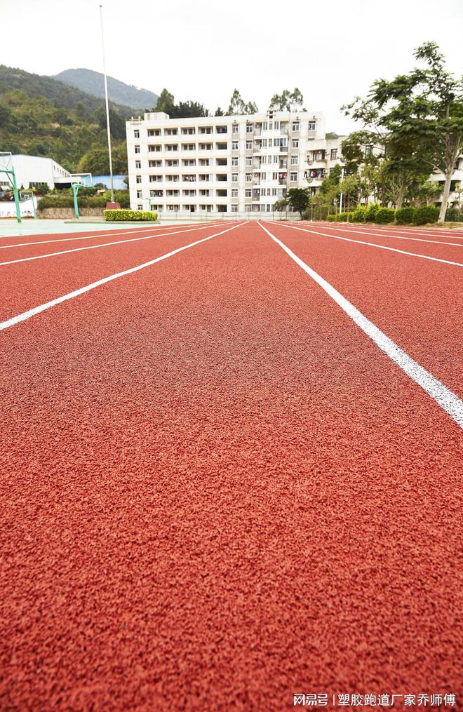 九游娱乐平台：揭秘塑胶跑道鼓包之谜：材料、施工与保养的三重考验(图1)