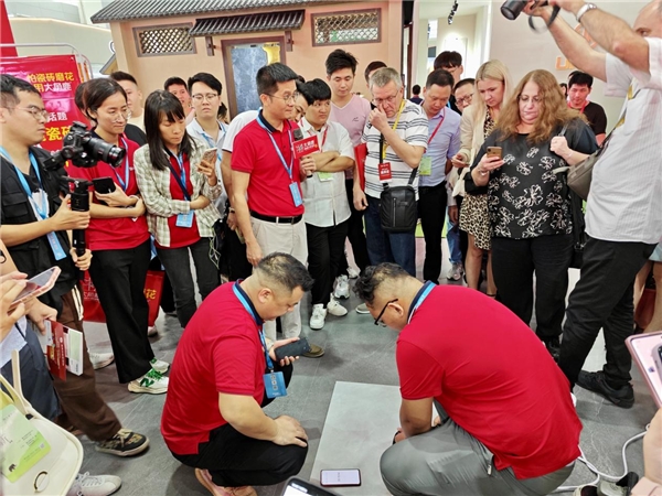 九游娱乐：实力人气王！中国瓷砖增长王大角鹿火爆佛山陶博会(图2)