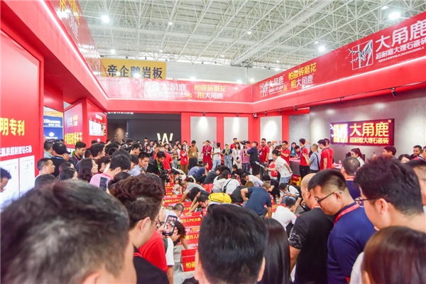 九游娱乐：实力人气王！中国瓷砖增长王大角鹿火爆佛山陶博会(图4)