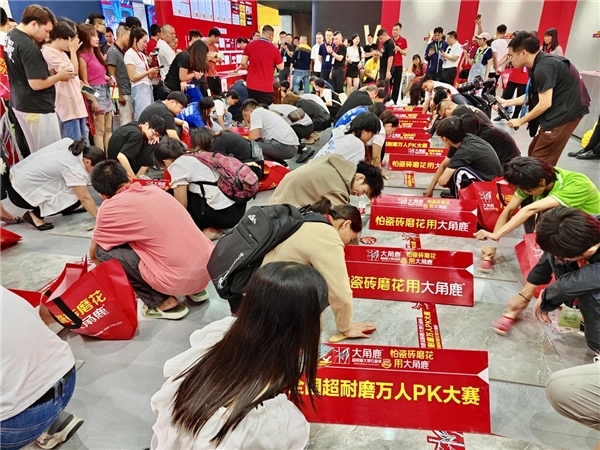 九游娱乐：实力人气王！中国瓷砖增长王大角鹿火爆佛山陶博会(图5)