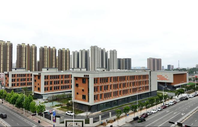 九游娱乐：新增学位2160个！青岛西海岸新区第二实验小学凤凰山路校区顺利完工(图2)
