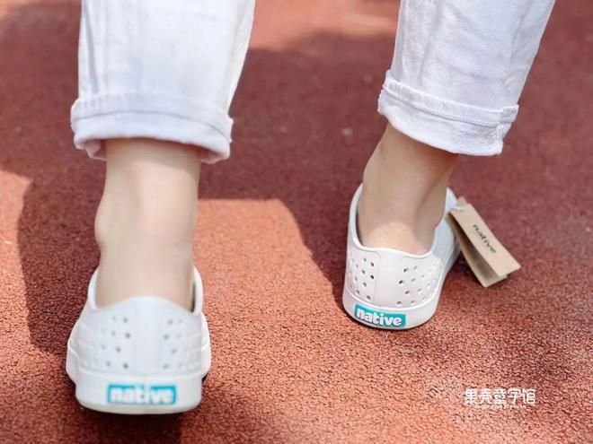 九游娱乐平台：为什么这届年轻人又开始热爱洞洞鞋了？(图21)