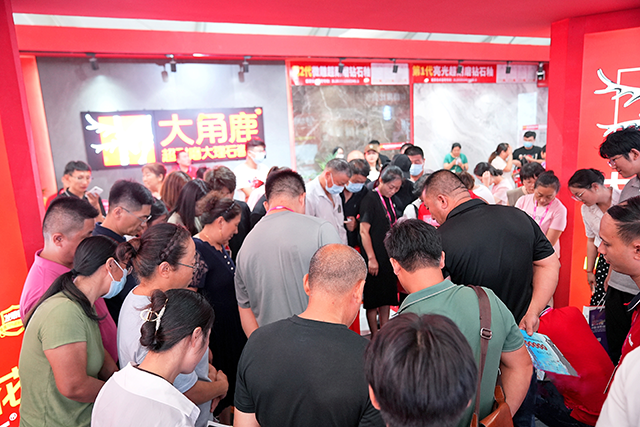 九游娱乐网站：人气王！大角鹿闪亮登场淄博陶博会双展超耐磨瓷砖火爆山东(图6)