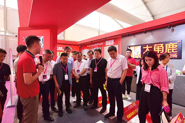 九游娱乐网站：人气王！大角鹿闪亮登场淄博陶博会双展超耐磨瓷砖火爆山东(图4)