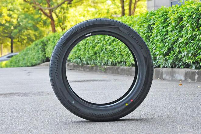 九游娱乐平台：宝马5系新能源换什么轮胎好？舒适又耐磨怎么选(图2)