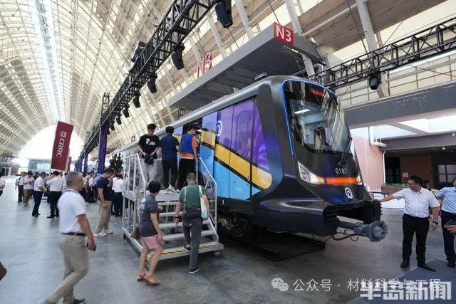 九游娱乐平台：减重11%！全球首列商用碳纤维地铁列车在青问世(图5)