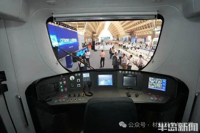 九游娱乐平台：减重11%！全球首列商用碳纤维地铁列车在青问世(图2)