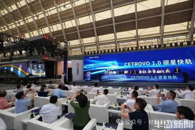 九游娱乐平台：减重11%！全球首列商用碳纤维地铁列车在青问世(图6)