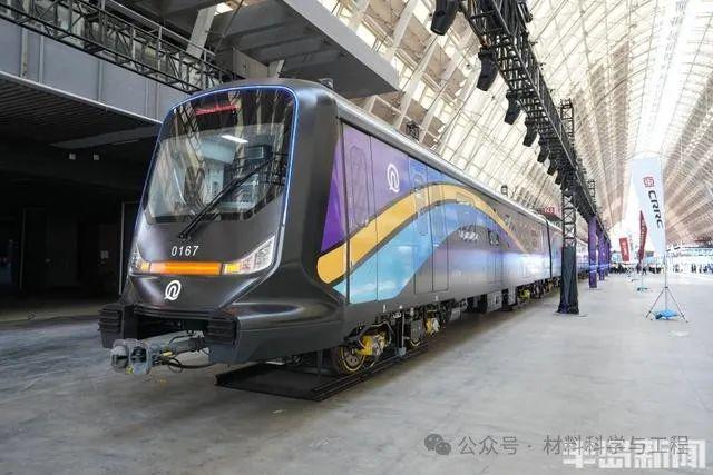 九游娱乐平台：减重11%！全球首列商用碳纤维地铁列车在青问世(图4)