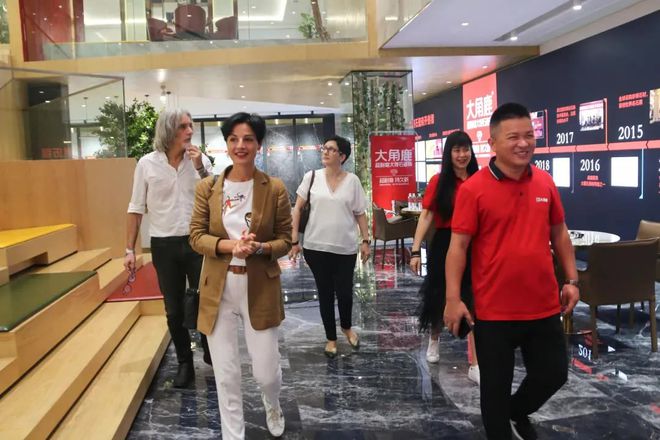 九游娱乐：2021迎风奔跑的大角鹿(图5)