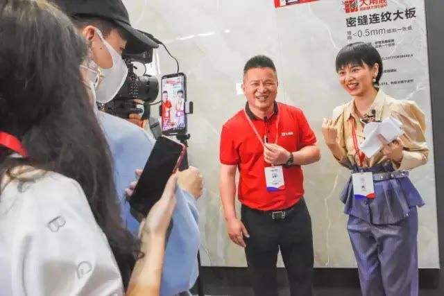 九游娱乐：2021迎风奔跑的大角鹿(图2)