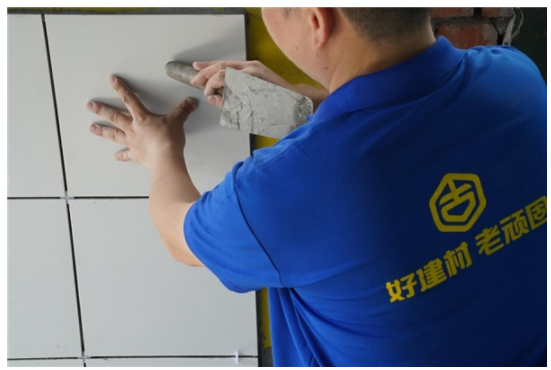 九游娱乐平台：瓷砖胶品牌哪个好？推荐试试老顽固瓷砖胶解决了我的贴砖难题(图2)