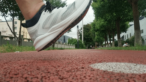 九游娱乐：配置拉满的”空调跑鞋“威量炽速15！不容错过(图22)