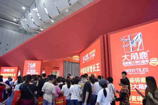 九游娱乐网站：大角鹿超耐磨火爆佛山再夺潭洲陶瓷展“人气王”(图2)