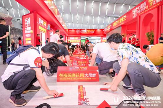 九游娱乐网站：大角鹿超耐磨火爆佛山再夺潭洲陶瓷展“人气王”(图3)