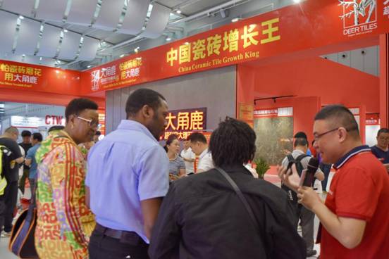 九游娱乐网站：大角鹿超耐磨火爆佛山再夺潭洲陶瓷展“人气王”(图4)