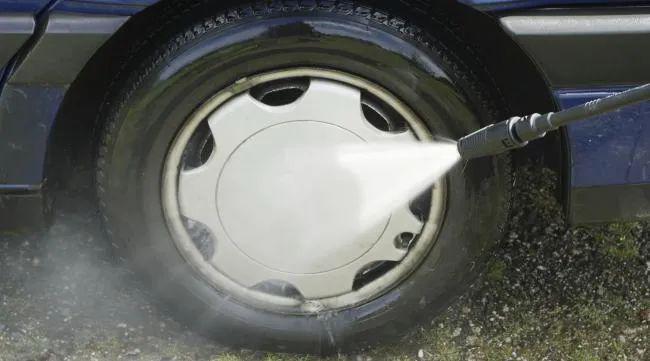 九游娱乐：夏季多发！轮胎秒变“炸弹”全因做错了这点(图3)