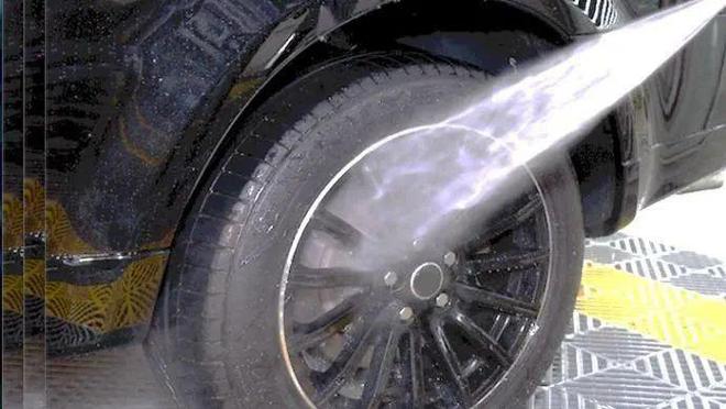 九游娱乐：夏季多发！轮胎秒变“炸弹”全因做错了这点(图2)