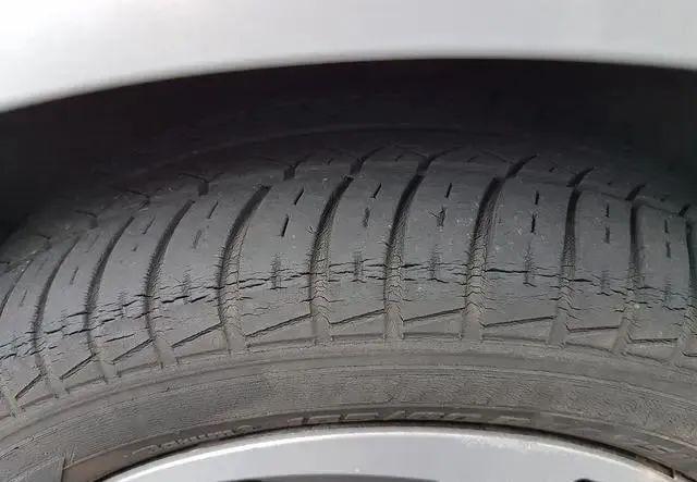 九游娱乐：夏季多发！轮胎秒变“炸弹”全因做错了这点(图4)