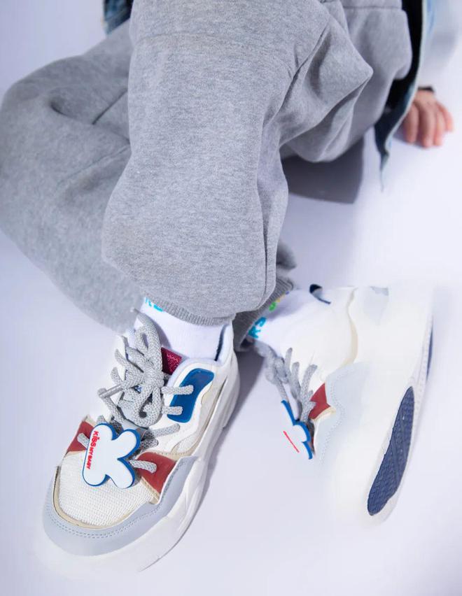 九游娱乐网站：几十元拿下加拿大专柜童鞋明星家宝宝都在穿还是模特大赛御用童鞋(图4)