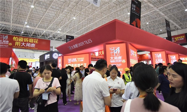 九游娱乐平台：人气王！中国瓷砖增长王大角鹿火爆佛山陶博会(图1)