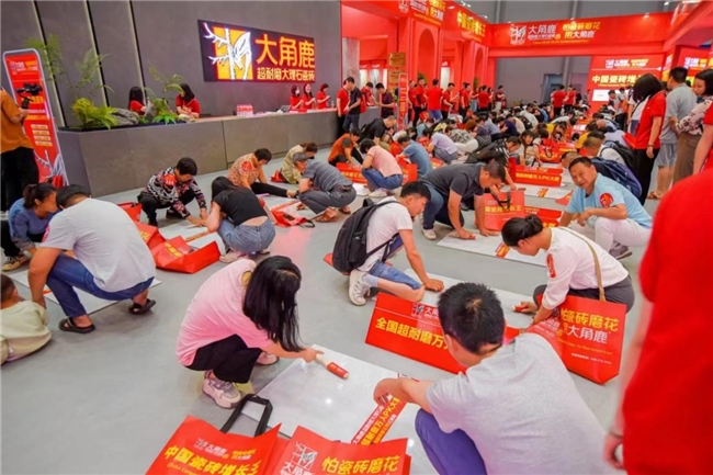 九游娱乐平台：人气王！中国瓷砖增长王大角鹿火爆佛山陶博会(图4)