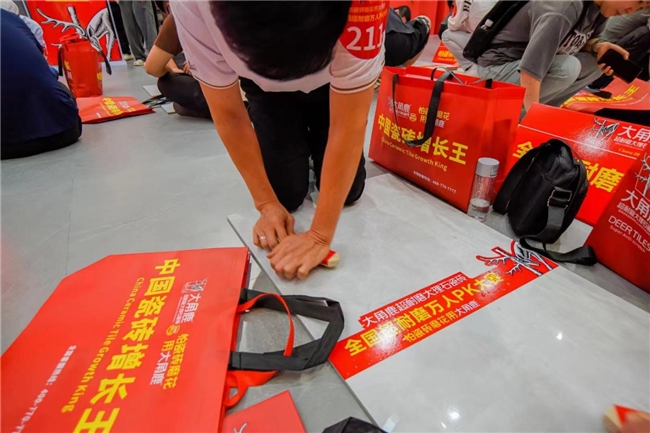 九游娱乐平台：人气王！中国瓷砖增长王大角鹿火爆佛山陶博会(图3)