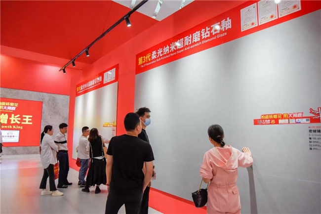 九游娱乐平台：人气王！中国瓷砖增长王大角鹿火爆佛山陶博会(图5)