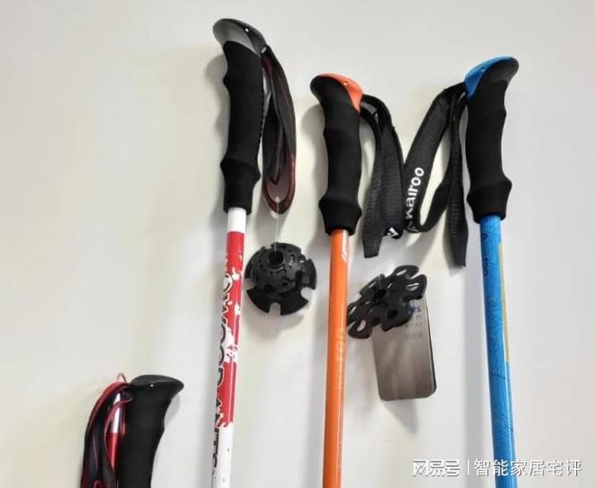 九游娱乐：登山杖伸缩和折叠哪种最好最实用？登山杖选购指南(图1)