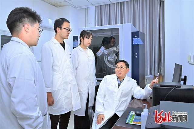 九游娱乐平台：新闻纵深丨“钢铁”院士誓攀高峰——访中国工程院院士、华北理工大学校长张福成(图2)