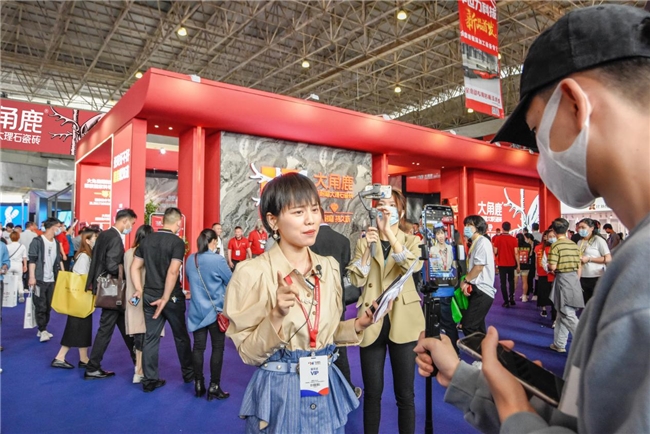 九游娱乐：单店营收破千万大角鹿超耐磨助力100位经销商成为当地(图1)