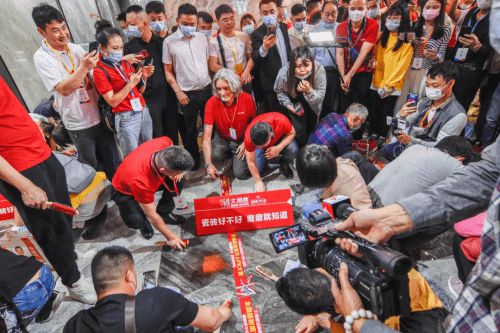 九游娱乐网站：大角鹿超耐磨技术全球领先引爆瓷砖界技术革命(图4)