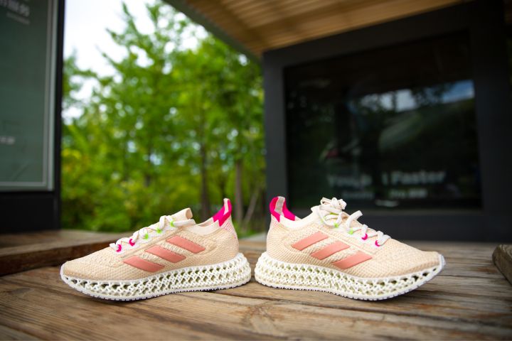 九游娱乐：引领跑鞋新风尚未来感4DFWD系列引爆adidas(图4)