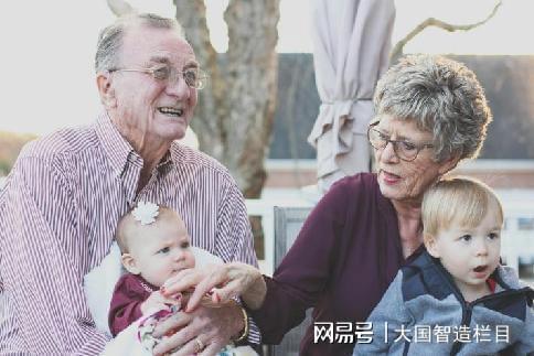 九游娱乐平台：匠心智造筑就美好不倒翁防滑瓷砖签约《大国智造(图5)