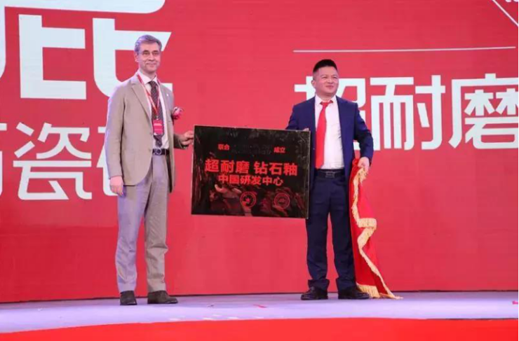九游娱乐网站：大角鹿春节亮相40多个机场红红火火过大年(图10)
