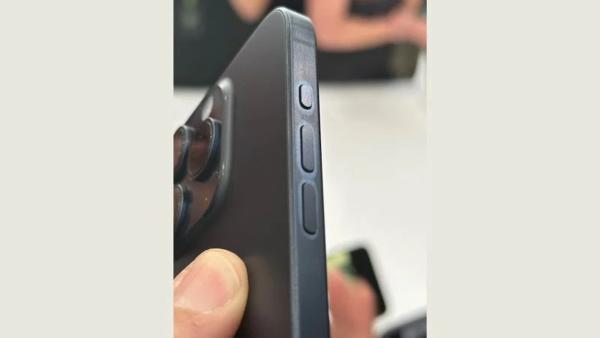 九游娱乐网站：苹果承认指纹会改变iPhone15Pro边框颜色但只是暂时的(图2)