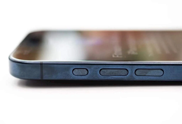 九游娱乐：苹果承认指纹会导致iPhone15Pro钛合金边框变色：清洁可恢复(图2)