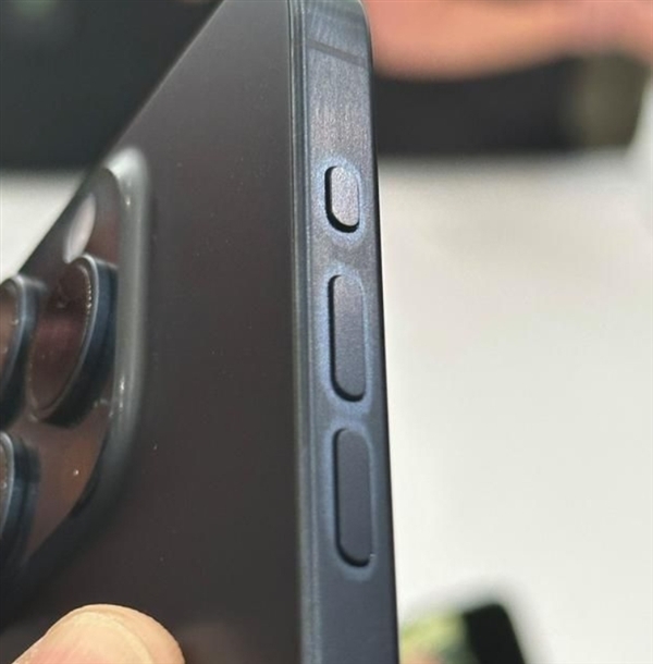 九游娱乐：苹果承认指纹会导致iPhone15Pro钛合金边框变色：清洁可恢复(图1)