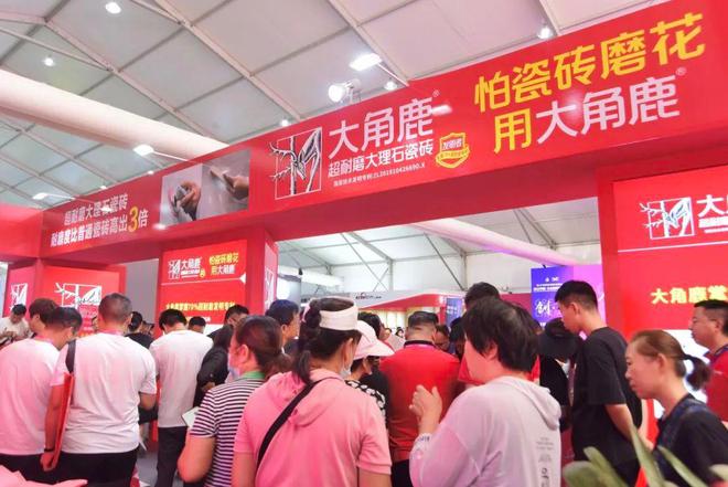 九游娱乐平台：大角鹿在淄博又火了！(图3)