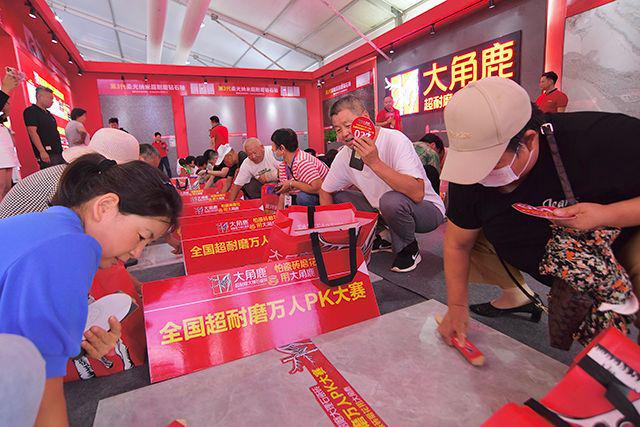 九游娱乐平台：大角鹿在淄博又火了！(图8)