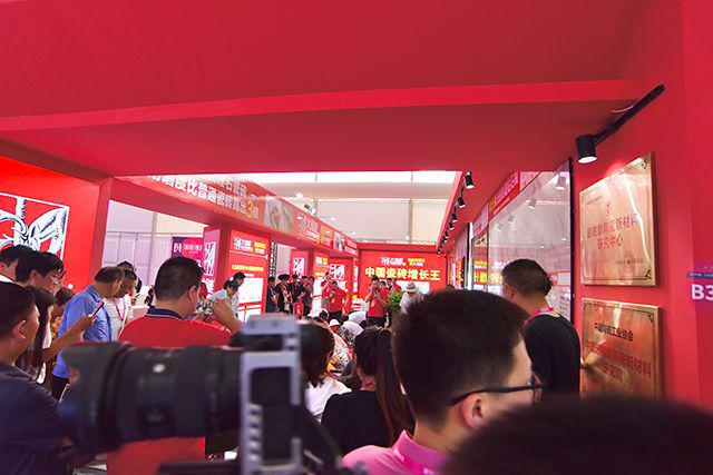 九游娱乐平台：大角鹿在淄博又火了！(图11)