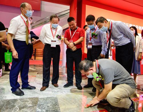 九游娱乐平台：大角鹿成为广州陶瓷工业展自创办35年来首·个参展瓷砖品牌(图3)