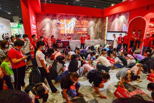 九游娱乐平台：大角鹿成为广州陶瓷工业展自创办35年来首·个参展瓷砖品牌(图8)