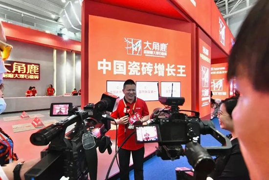 九游娱乐：展位面积第一人气第一！大角鹿超耐磨火爆陶瓷展(图2)