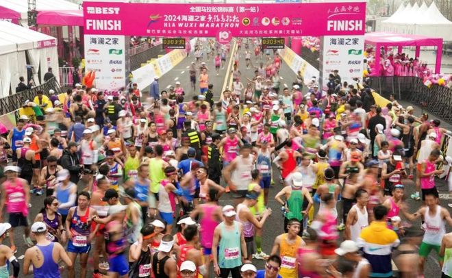 九游娱乐平台：50双休闲跑鞋全面测试哪双让你步伐更轻盈？｜申评测(图1)
