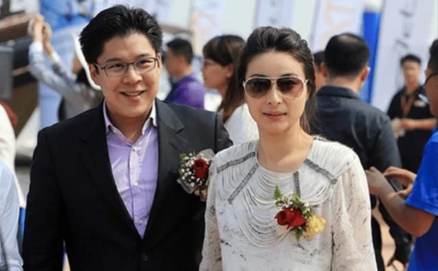 九游娱乐：郭晶晶赴日本当评委霍启刚在家被网友告状：好男人人设藏不住了(图1)