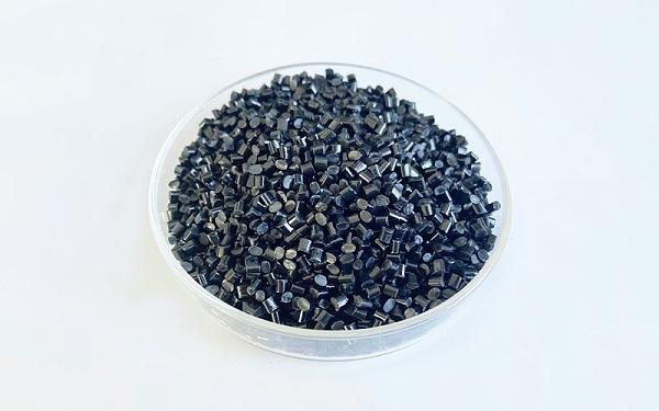 九游娱乐网站：塑料选材大揭秘！新能源汽车车牌底框用高光黑ABS塑料颗粒(图2)