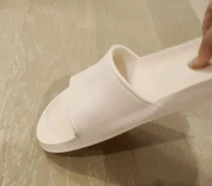 九游娱乐：还在追求“踩屎感”？一双软硬适中的浴室拖鞋更能缓解疲劳｜申评测(图2)